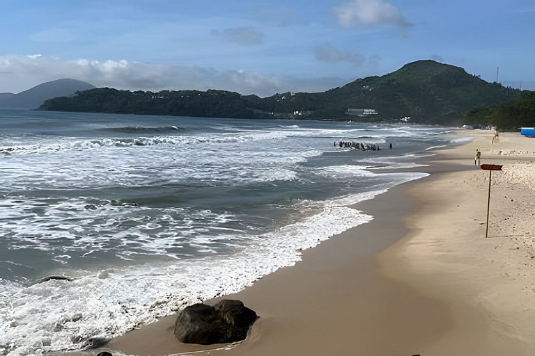 Piscina/Sauna a 250m Praia Toninhas c/ AC e Wi-Fi