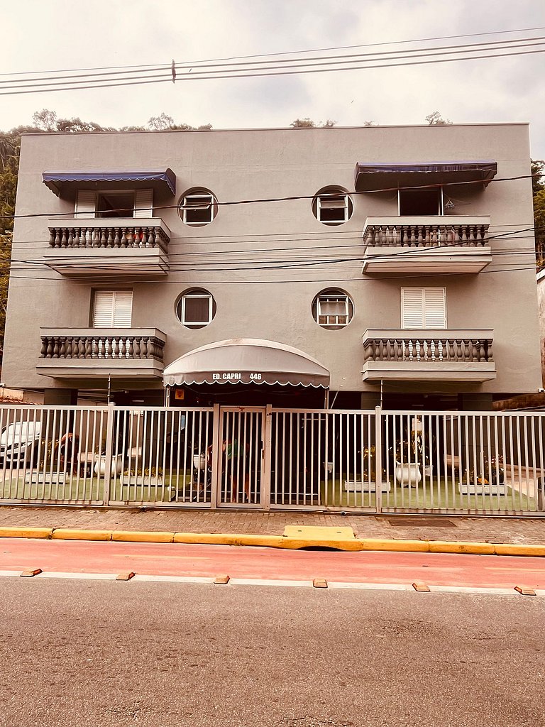 Studio 1º andar c/ AC, 50m Praia e Comércio