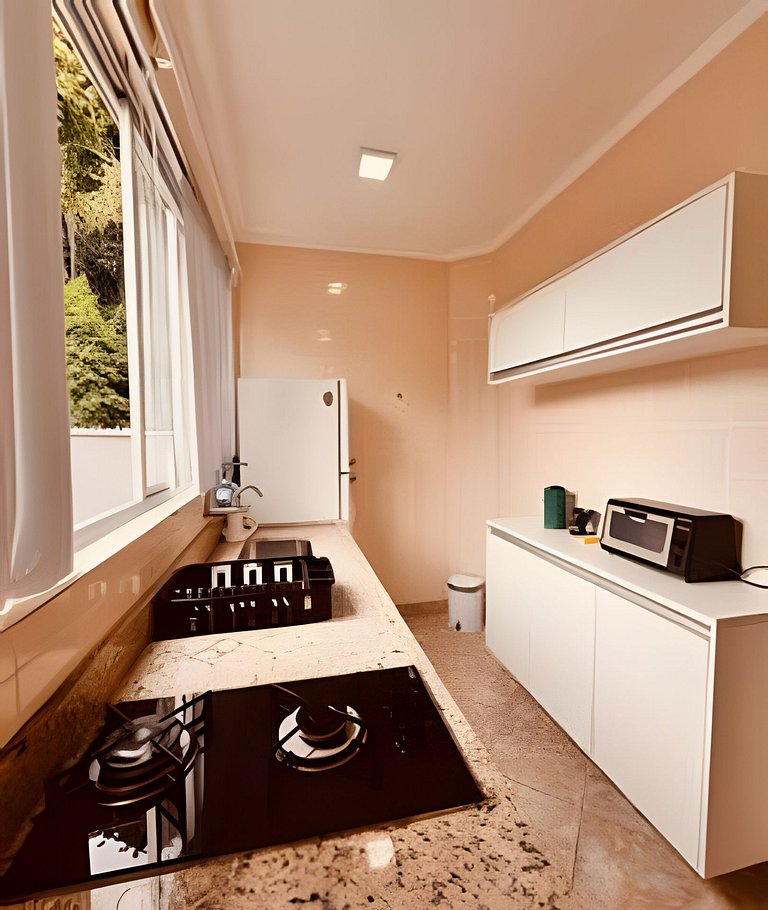 Studio 1º andar com pé na areia e perto de tudo.