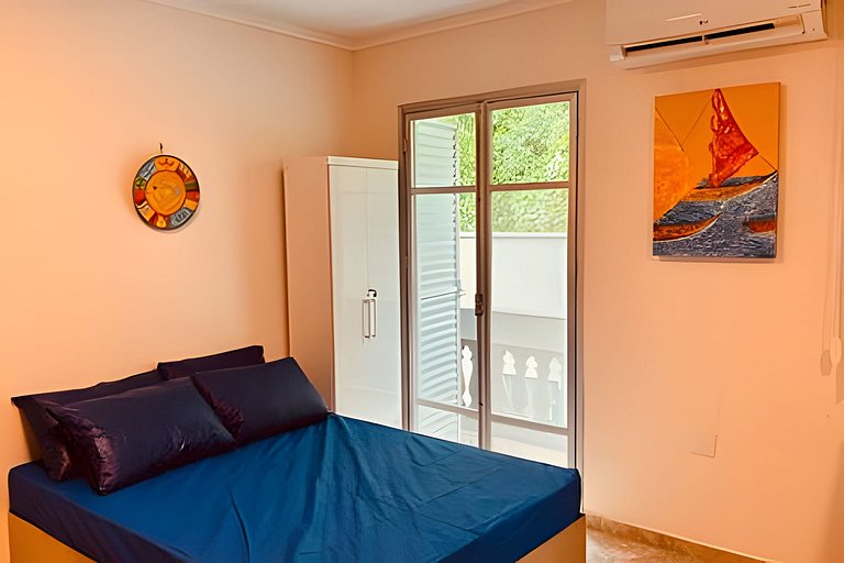 Studio 1º andar com pé na areia e perto de tudo.