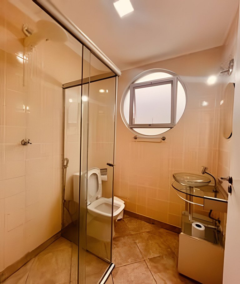 Studio 1º andar com pé na areia e perto de tudo.