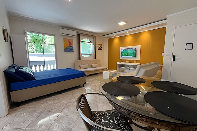 Studio 1º andar com pé na areia e perto de tudo.