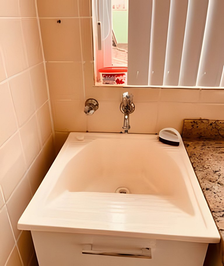 Studio 1º andar com pé na areia e perto de tudo.