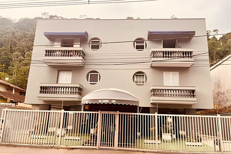 Studio 1º andar com pé na areia e perto de tudo.