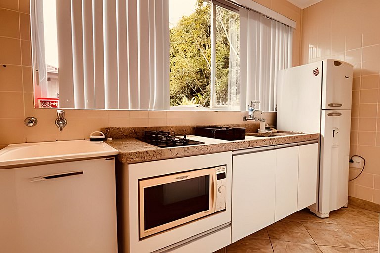 Studio 1º andar com pé na areia e perto de tudo.