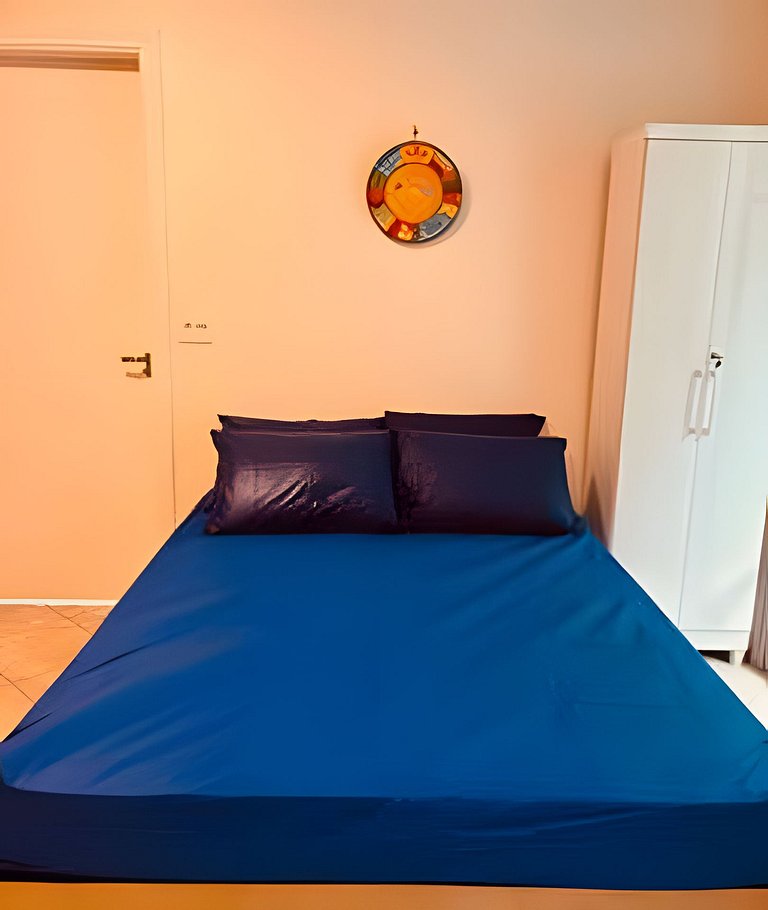 Studio 1º andar com pé na areia e perto de tudo.