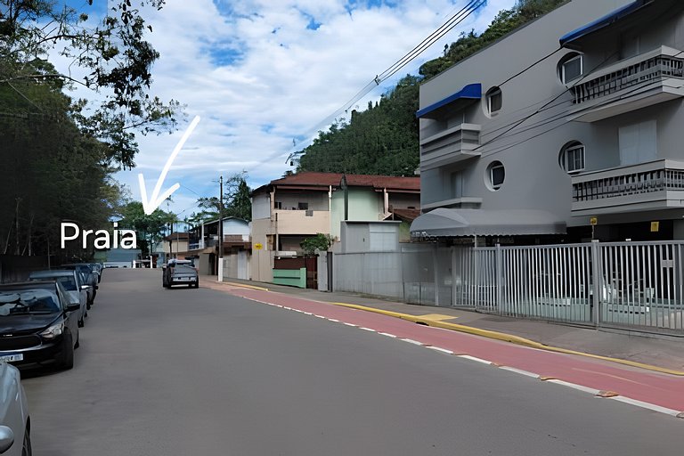 Studio 1º andar com pé na areia e perto de tudo.