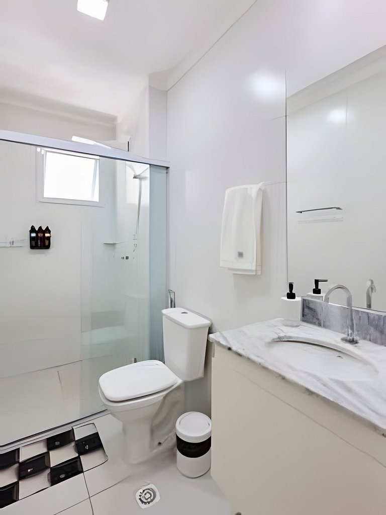 Apto alto padrão • Piscina e Sauna • 300m da Praia