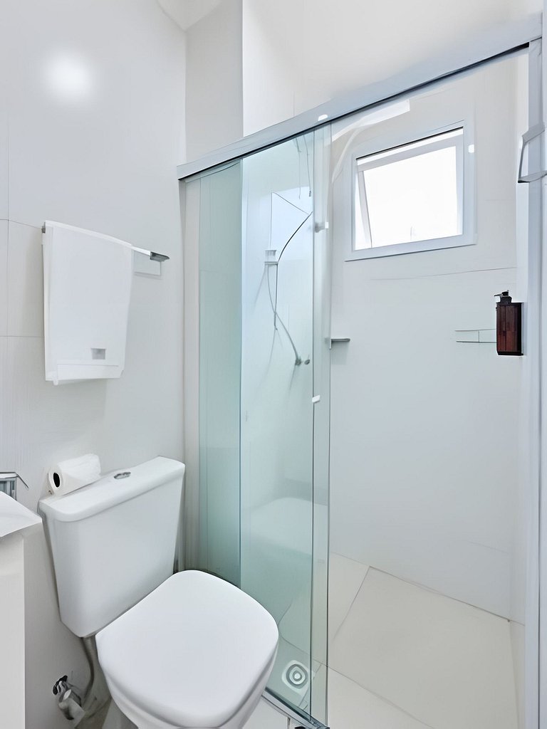 Apto alto padrão • Piscina e Sauna • 300m da Praia