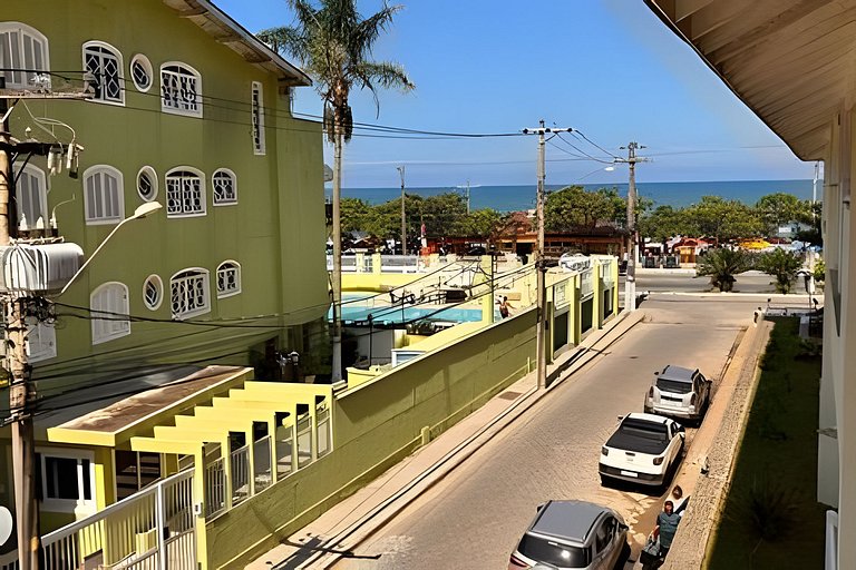 Pé na areia com AC, vista parcial da Praia Grande