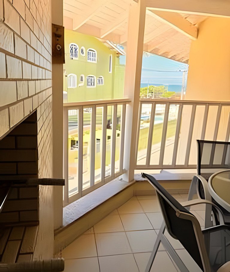 Pé na areia com AC, vista parcial da Praia Grande