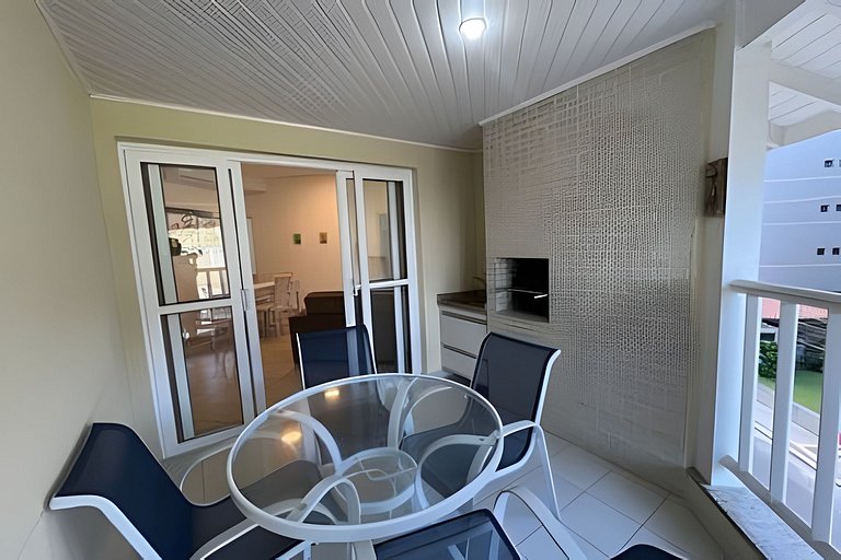 Pé na areia com AC, vista parcial da Praia Grande
