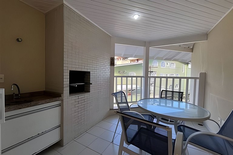 Pé na areia com AC, vista parcial da Praia Grande