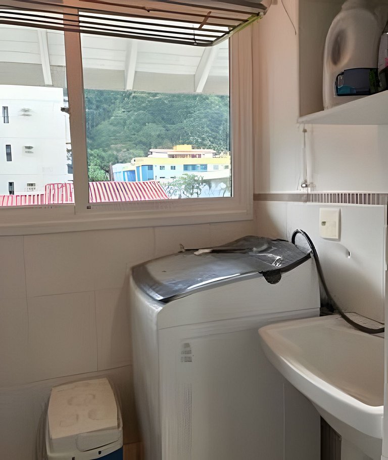 Pé na areia com AC, vista parcial da Praia Grande