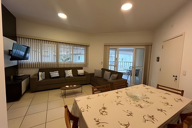 Pé na areia com AC, vista parcial da Praia Grande
