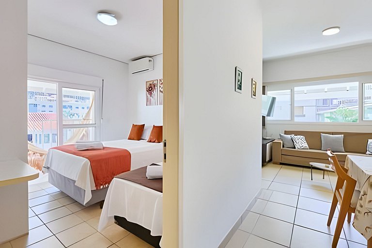 Pé na areia com AC, vista parcial da Praia Grande