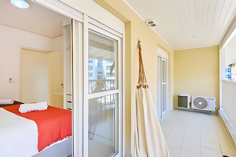 Pé na areia com AC, vista parcial da Praia Grande