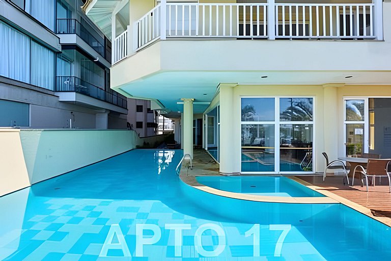 Pé na areia com AC, vista parcial da Praia Grande