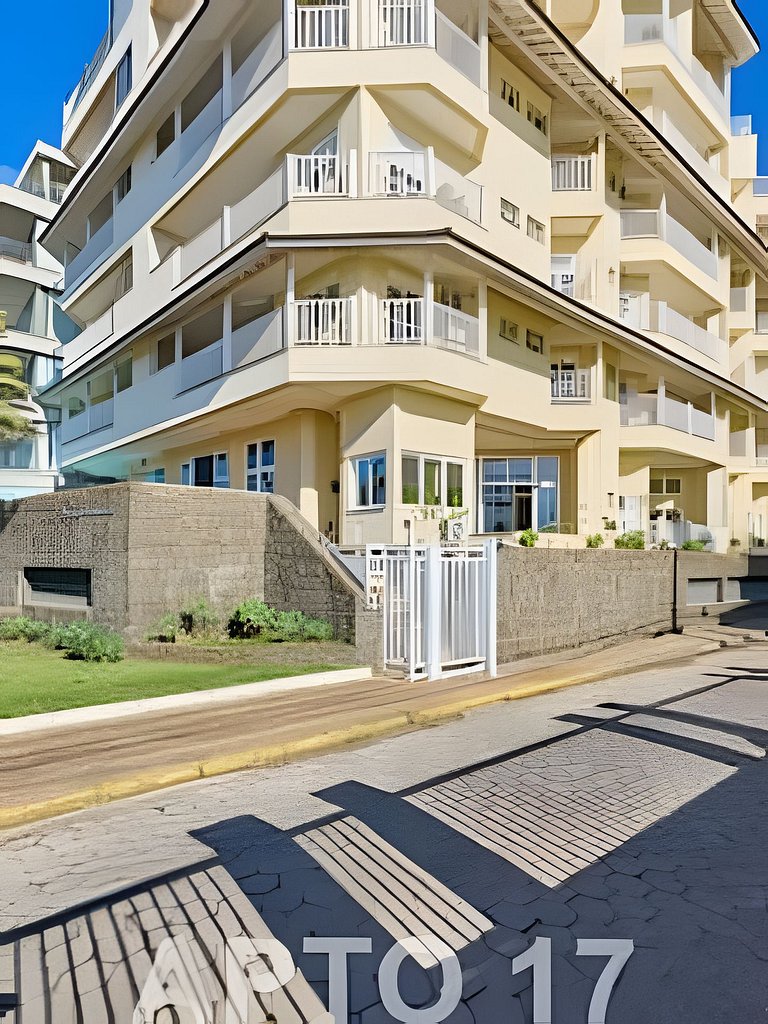 Pé na areia com AC, vista parcial da Praia Grande