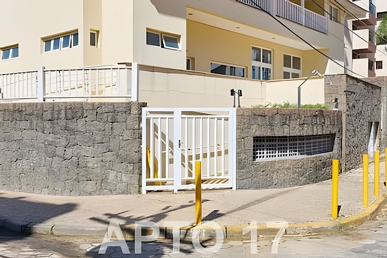 Pé na areia com AC, vista parcial da Praia Grande