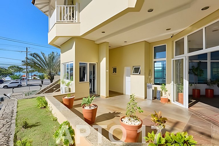 Pé na areia com AC, vista parcial da Praia Grande