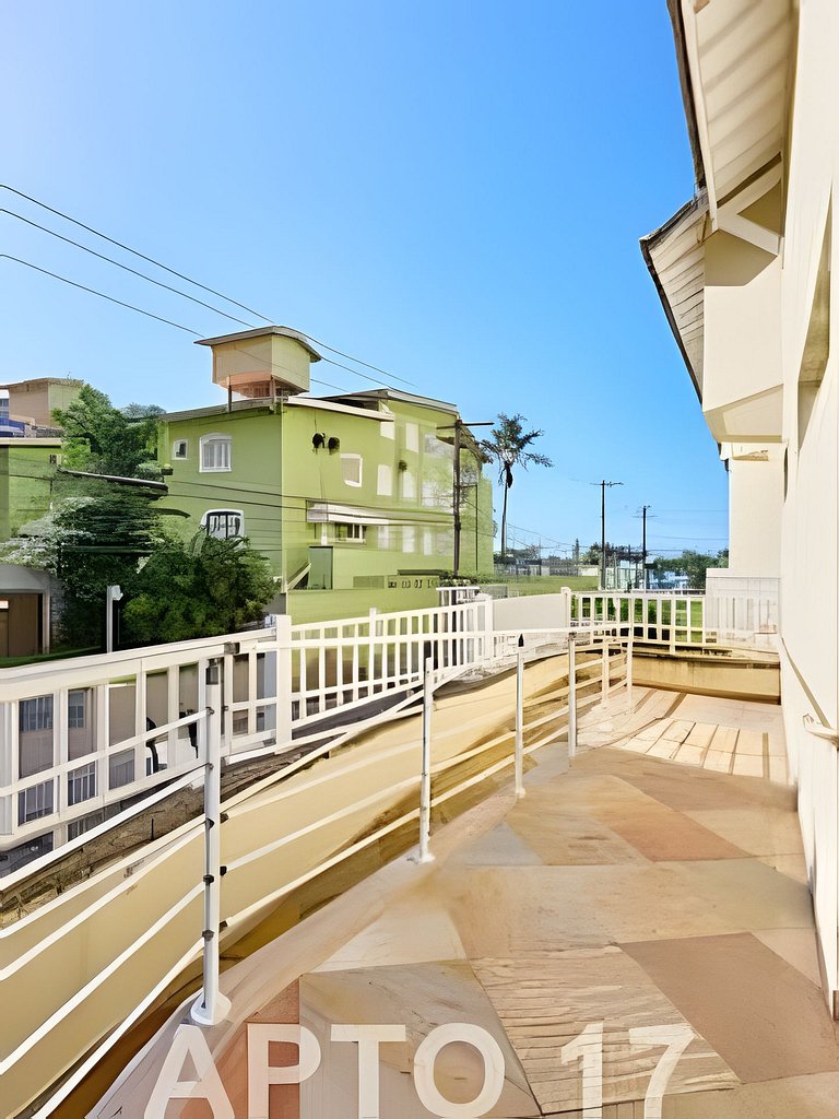 Pé na areia com AC, vista parcial da Praia Grande